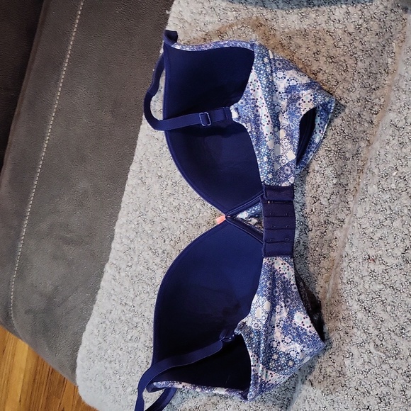 Victoria's Secret Bra - Picture 5 of 7